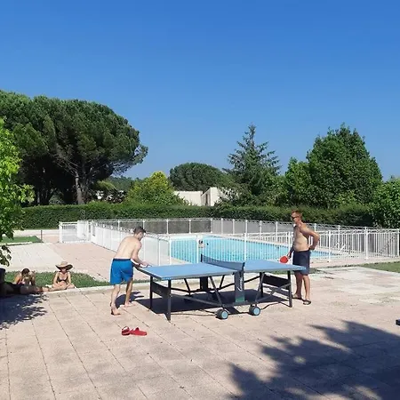 Mazet Dans Residence Avec Piscine Bagnols-en-Foret Exterior photo